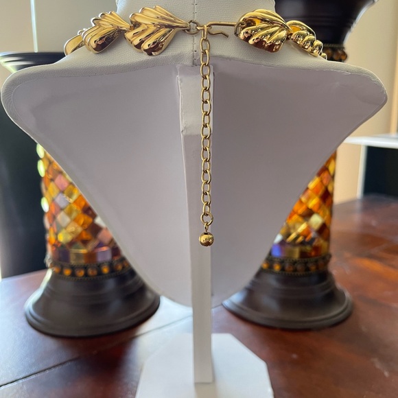 Vintage gold toned leaves chocker Light Excellent condition Unsigned - Picture 2 of 3
